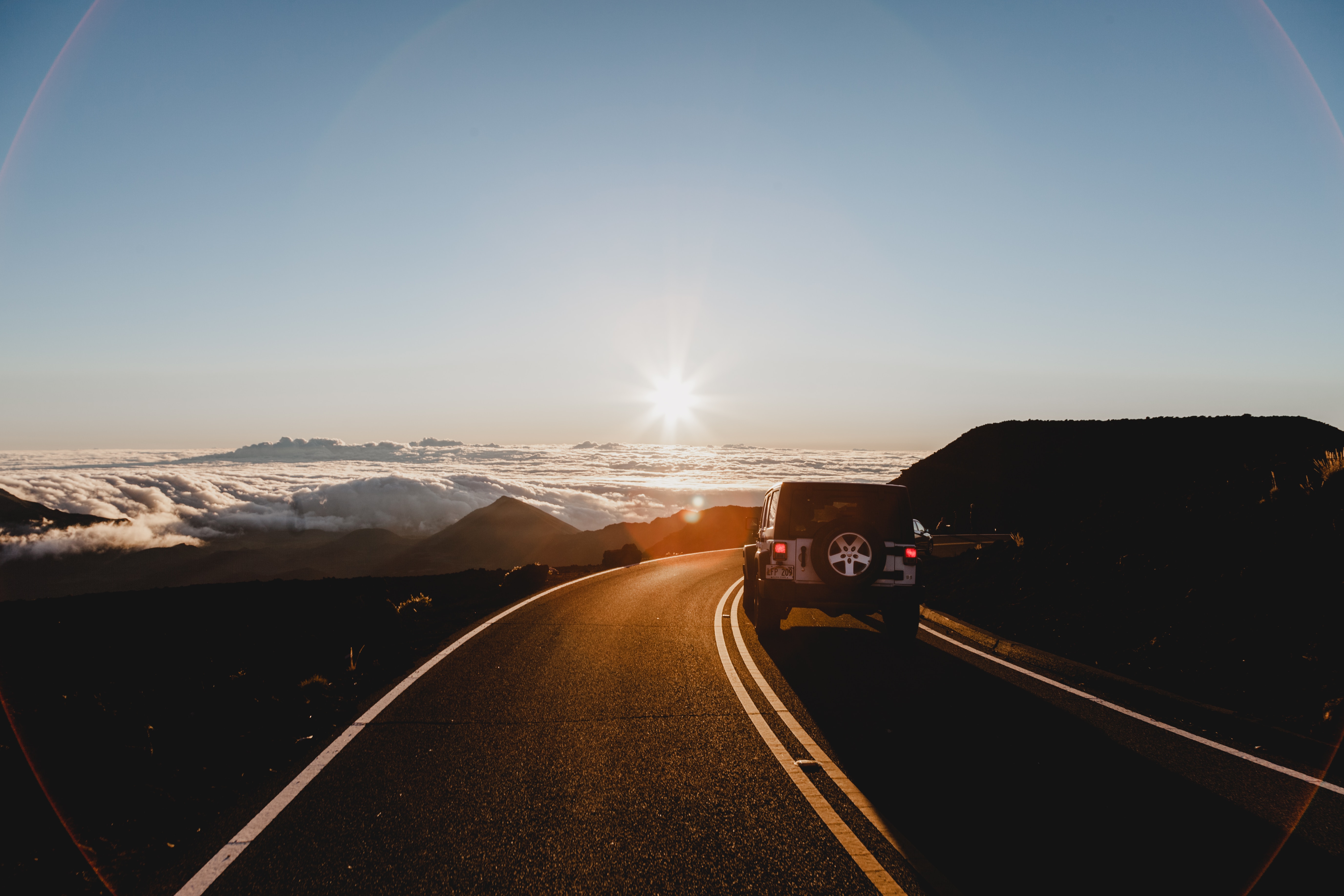 Cover Image for Maui's Transport Options: To Rent or Not to Rent a Car? PLUS 5 Money-Saving Tips!